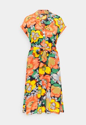 Korte mouwen blousejurk met grote oranje, gele en witte bloemenprint, groene bladeren en een bijpassende stoffen riem in de taille.
