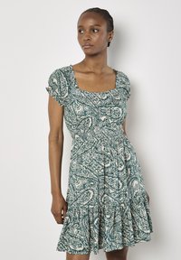 Blumenkleid in Grün und Beige mit quadratischem Ausschnitt, kurzen Ärmeln, elastischem Bund und gestaffeltem Rüschensaum.