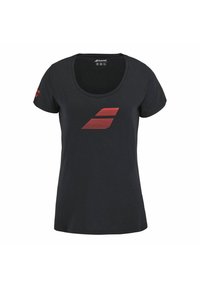 T-shirt nera a maniche corte con scollo a barca. Presenta un logo a righe orizzontali rosse sul petto e accenti rossi sulle maniche.