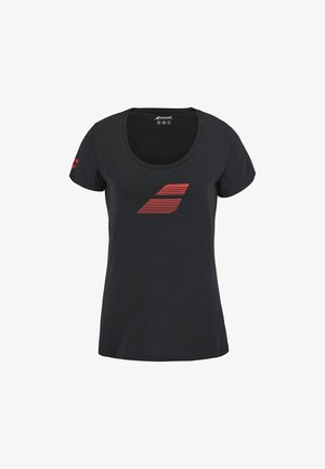 T-shirt nera a maniche corte con scollo a barca. Presenta un logo a righe orizzontali rosse sul petto e accenti rossi sulle maniche.