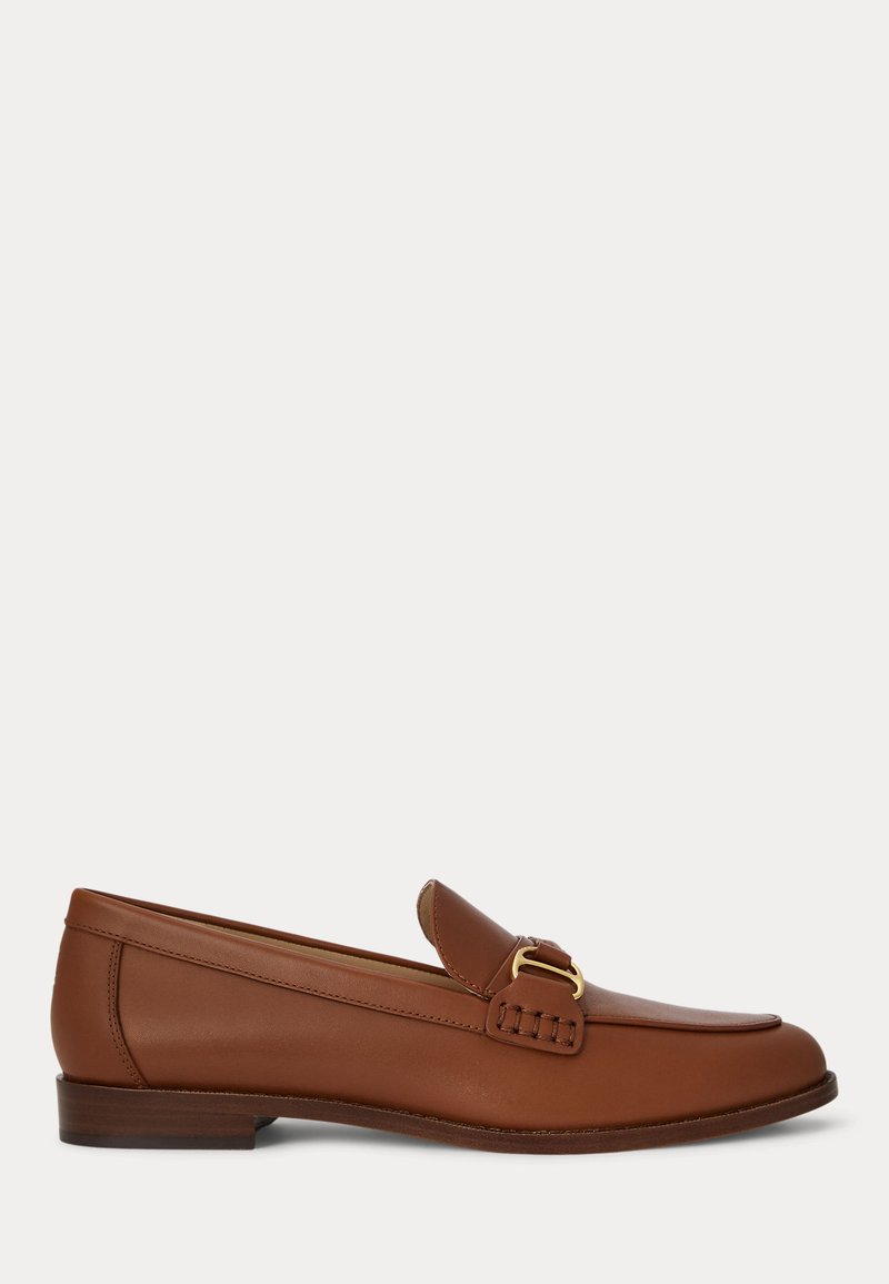 Bruine leren loafer met gouden gespdetail en lage houten hak, zijaanzicht op een effen achtergrond.