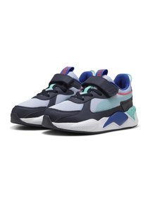 Zapatillas con parte superior de malla gris, detalles de cuero azul marino, correa de velcro y suela multicolor. Presenta detalles en azul, aqua y rojo.