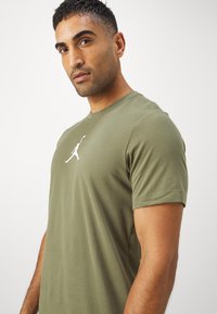 Jordan JUMPMAN SHORT SLEEVE CREW - Spordi T-särk - medium olive/white
