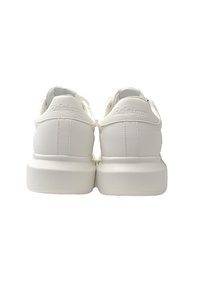 Sneakers bianche con una finitura in pelle liscia, punta rotonda, colletto imbottito e un branding sottile sul tallone. Suole di gomma bianca spessa.