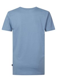 Camiseta de cuello redondo y manga corta en algodón azul claro. Textura suave con un diseño liso y una pequeña etiqueta en el lado izquierdo.