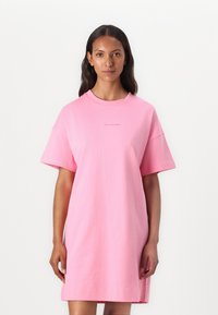Roze oversized t-shirt jurk van katoen, met korte mouwen, een ronde halslijn en een minimalistisch tekstlogo in het midden.