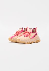 Zapatillas de punto en beige y rosa con patrón texturizado, cordones elásticos y suelas de goma. Incluyen una lengüeta y un logo en el talón.