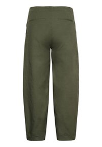 Pantalon court vert olive avec jambes droites et deux poches passepoilées à l'arrière.