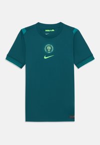 Teal športna majica iz zračnega materiala, s krožnim ovratnikom, zelenimi poudarki, krožnim logotipom in črtastimi detajli na rokavih.