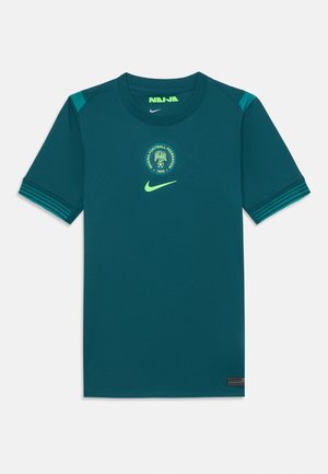 Jerseu sportiv de culoare teal, fabricat din material respirabil, având guler rotund, accente verzi, un logo circular și detalii cu dungi pe mâneci.