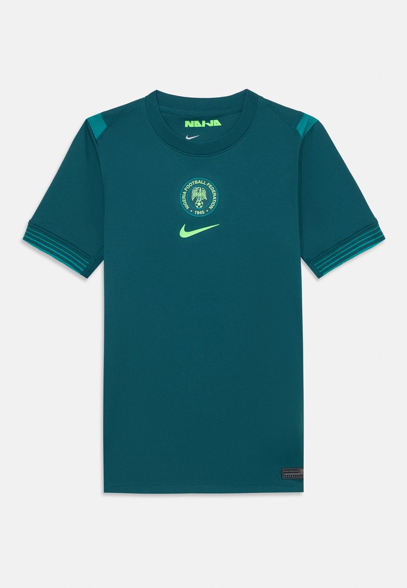 Teal športna majica iz zračnega materiala, s krožnim ovratnikom, zelenimi poudarki, krožnim logotipom in črtastimi detajli na rokavih.
