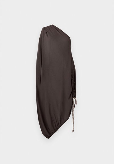 Asymmetrisk brunt stoff med drapering, med samlet side og snøring, glatt tekstur og minimalistisk design.