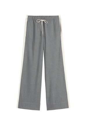 Graue weit geschnittene Hose mit weißen Seitenstreifen und einem elastischen Bund mit einer weißen Kordelzug-Schnürung an der Vorderseite.