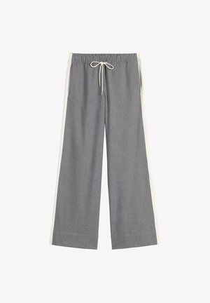 Graue weit geschnittene Hose mit weißen Seitenstreifen und einem elastischen Bund mit einer weißen Kordelzug-Schnürung an der Vorderseite.