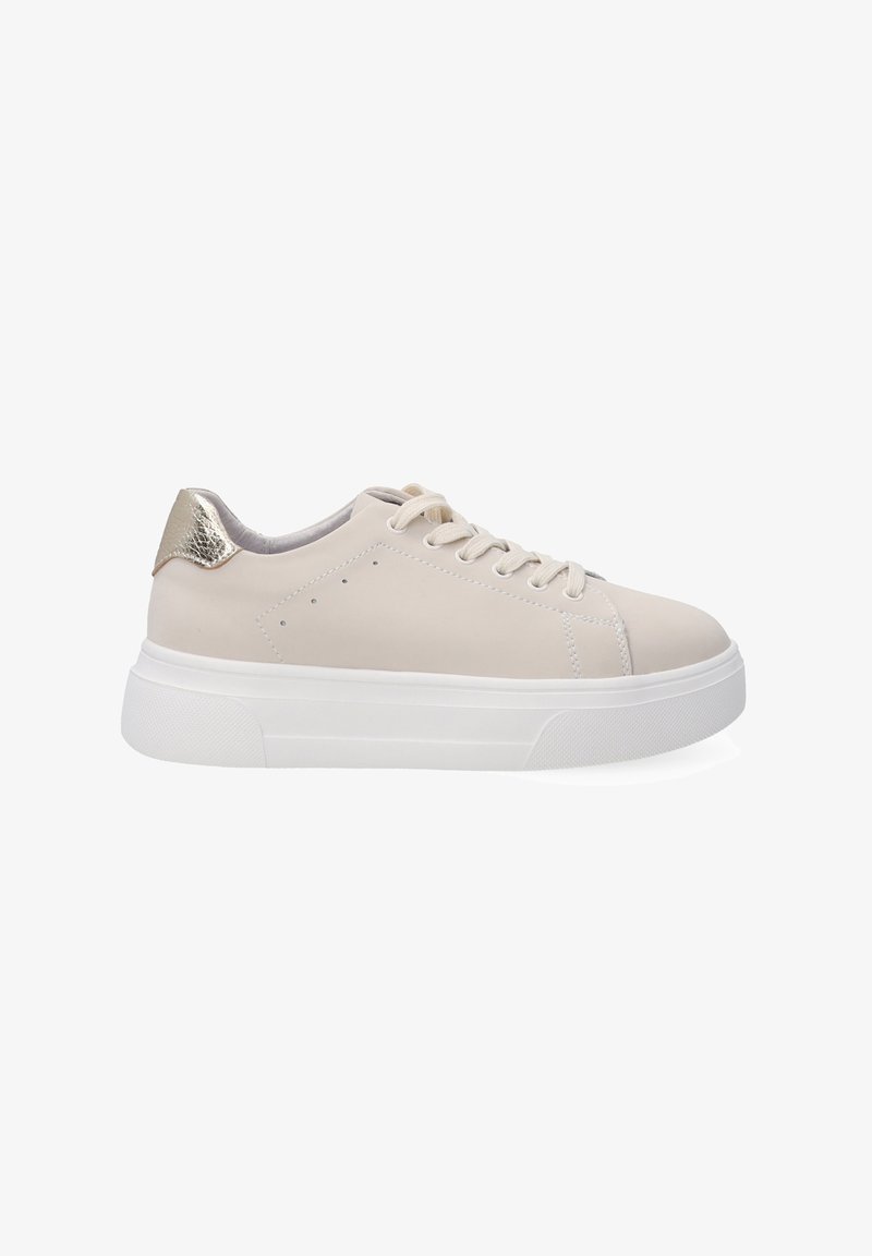 Lys beige sneakers med en glat læderoverdel, hvid platformssål og metallisk guldfarvet hælindlæg. Har snører og perforerede detaljer.