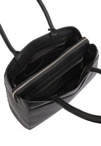 Zwart lederen tote bag met twee lange handvatten, ritscompartimenten en een gestructureerde afwerking. Interieur met meerdere vakken.