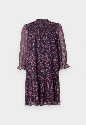 Blomstrete marineblå kjole med smocksbodice, lange gjennomsiktige ermer og lagdelt skjørt. Laget av lett stoff. Volangkanter på ermene.