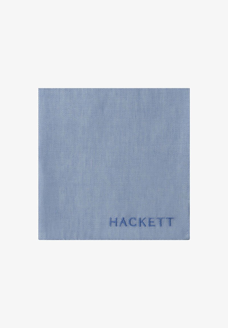 Lichtblauw zakdoekje van gestructureerde stof met de geborduurde merknaam "HACKETT" in donkerblauw in de rechterbenedenhoek.