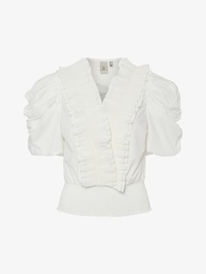 Vit blus med puffärmar och djup V-ringning. Har volangstruktur längs fram och en smockad midja. Slät tyg.