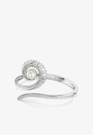 Srebrna bransoletka z motywem spiralnym, ozdobiona centralną perłą i otoczona kamieniami w kształcie bagietek dla dodatkowego detalu.