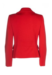 Czerwona dopasowana marynarka z wysokim kołnierzem, o wyraźnej strukturze, z dwoma bocznymi kieszeniami i gładką fakturą. Czyste linie i dopasowana sylwetka.