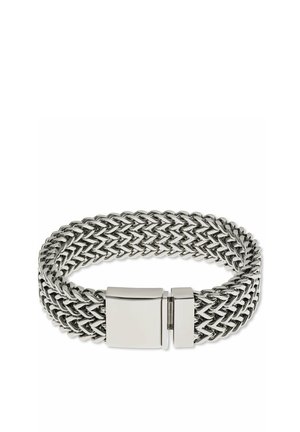 Silbernes gewebtes Kettenarmband mit flachem, rechteckigem Magnetverschluss, dargestellt auf weißem Hintergrund.