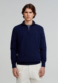 Mørkeblå uld quarter-zip sweater med struktureret strik, ribbede manchetter og kant, med en sølvfarvet lynlåsdetalje.