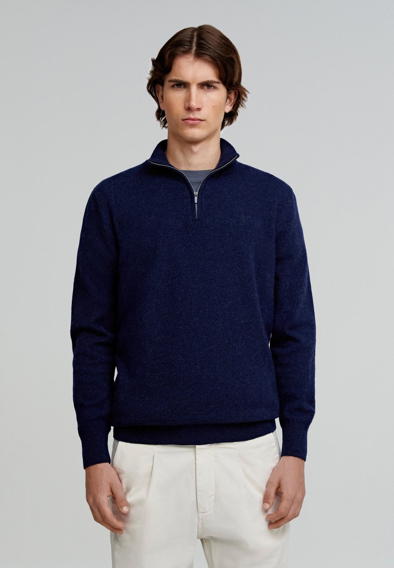 Mørkeblå uld quarter-zip sweater med struktureret strik, ribbede manchetter og kant, med en sølvfarvet lynlåsdetalje.