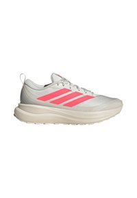 Zapatilla de correr gris claro con rayas rosas de Adidas, suela acolchada etiquetada como "Cloudfoam" y lengüeta en el talón.