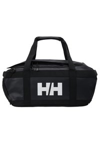 Bolsa de deporte negra hecha de material impermeable, con asas dobles, cierre de cremallera y un logo blanco prominente en el lateral.