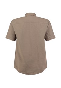 Korte mouwen, lichtbruine shirt met een gestructureerd oppervlak, puntige kraag en een gebogen onderzoom. Geen zichtbare knopen of versieringen.