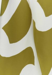 Textiel met grote olijfgroene en witte abstracte vormen, een gladde textuur en een lichtgewicht ontwerp, met nette randen en vouwen.