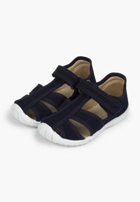 Laadukkaat tummansiniset kangassandaalit, joissa on valkoiset kumipohjat. Sandaleissa on useita aukkoja ja tarranauha, joka takaa turvallisen kiinnityksen. Sisäpuoli on sileä.