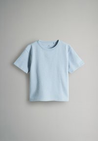 Lyseblå ribstrikket kortærmet T-shirt med rund hals og lige kant. Blød tekstur og afslappet pasform. Minimal synlig branding.