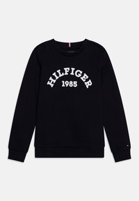 Sudadera negra con texto blanco "HILFIGER 1985", cuello redondo, mangas largas, puños y dobladillo acanalados, hecha de tela suave.
