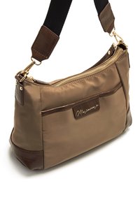 Sac en nylon marron avec des accents en relief crocodile, zip doré, plaque signature et une bandoulière noire réglable. Taille : moyenne.