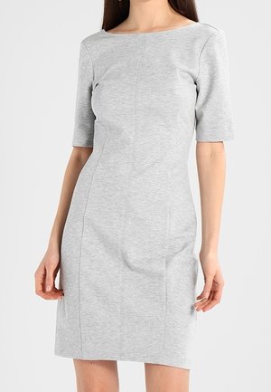Szara dopasowana sukienka z dekoltem w łódkę, krótkimi rękawami i przeszyciami. Wykonana z gładkiej, elastycznej tkaniny.