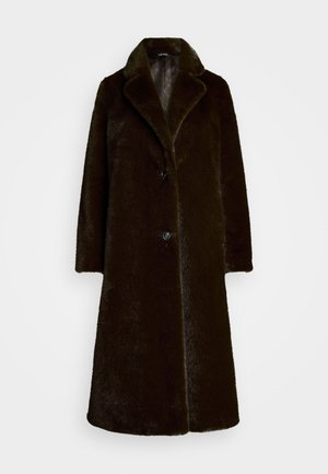 Hnedý kabát z umelého kožucha s vykrojeným golierom, jedným gombíkom na zapínanie a dlhými rukávmi. Mäkkučký povrch s hladkou podšívkou.