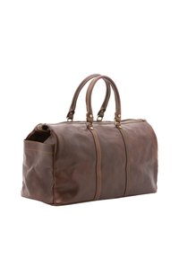 Sac de sport en cuir marron avec double poignée, fermeture éclair, couture contrastante et poche latérale pour un rangement supplémentaire.