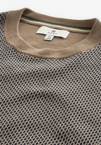 Strickpullover in Braun und Marineblau, mit einem strukturierten Karomuster. Rippkragen mit subtilen Streifenakzenten. Etikett zeigt Größe M an.