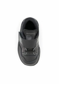 Baskets en cuir noir avec des accents en maille, une sangle ajustable, une semelle texturée et un logo en relief ; conçues pour le confort et la stabilité.