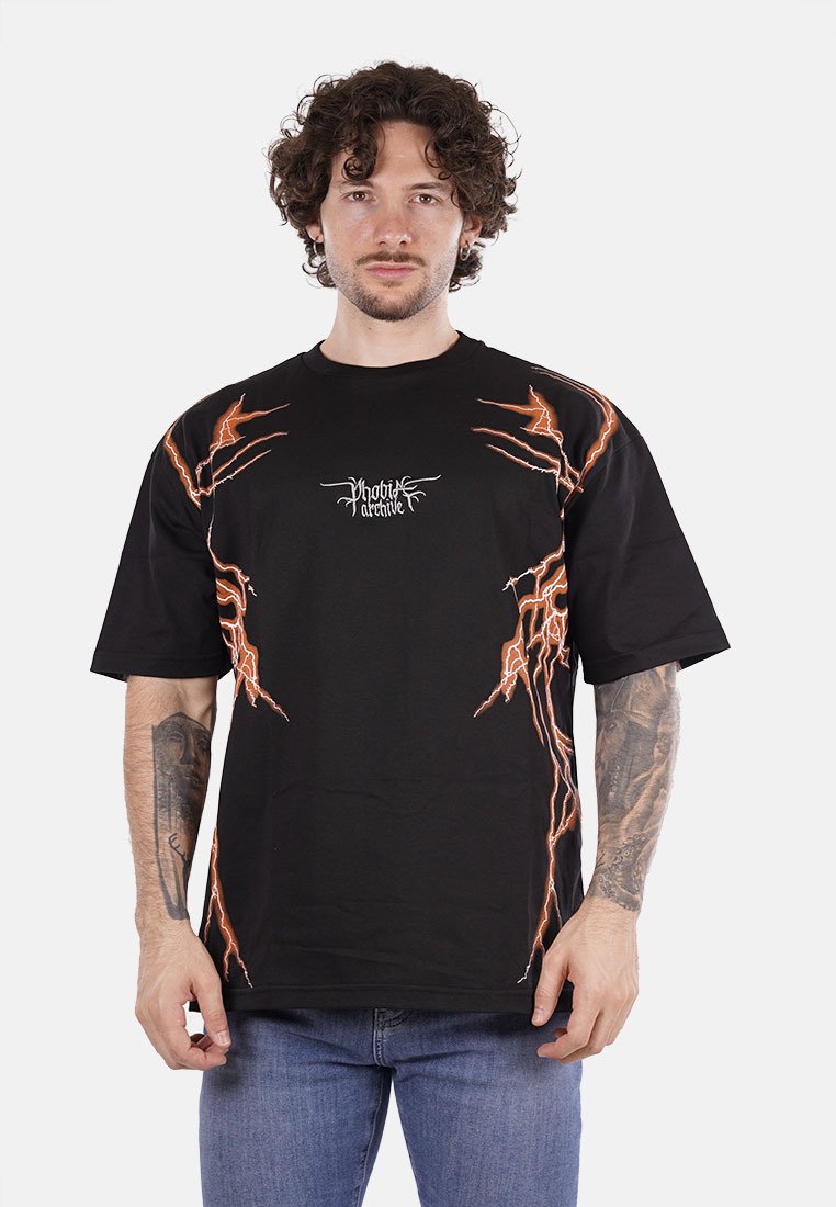 T-shirt nera a maniche corte con grafiche di fulmini arancioni sulle spalle e sul petto, con un logo bianco al centro.