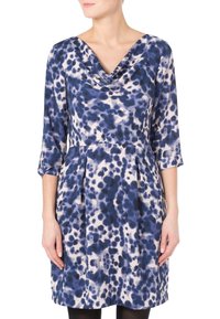 Šaty s kapucí v námořnické modré a krémové barvě s tečkovaným vzorem. Tři čtvrtinové rukávy a přiléhavý korzet, spadá do skládací sukně.