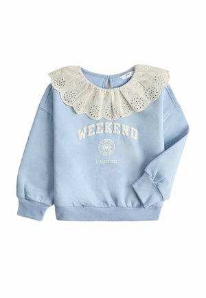 Lyseblå sweatshirt med cremefarvet øjekantspyntet krave og hvid "WEEKEND A PARIS 1972" tekst foran, med ribbede manchetter og kant.