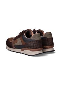 Sneaker marroni con texture varie, caratterizzati da un mix di camoscio e pelle, un tallone testurizzato e una leggera suola in gomma.