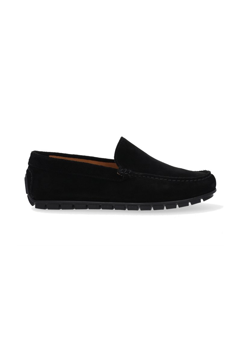 Sorte ruskind mokkasin sko med en glat overflade, slip-on design og en kontrasterende gummisål med et mønster. Ingen snørebånd eller dekorationer.
