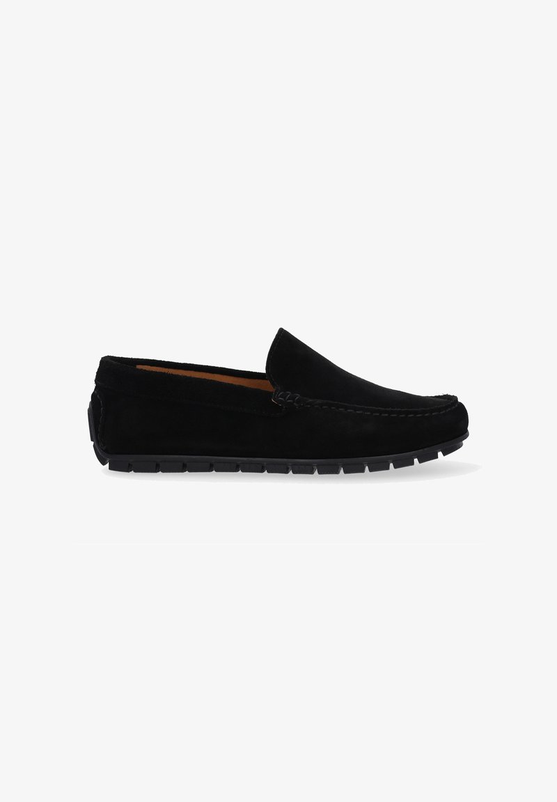 Sorte ruskind mokkasin sko med en glat overflade, slip-on design og en kontrasterende gummisål med et mønster. Ingen snørebånd eller dekorationer.