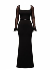 Zwarte nauwsluitende jurk met een vierkante halslijn, doorschijnende lange mouwen van mesh met stippen, met veren versierde manchetten en een satijnen tailleband.