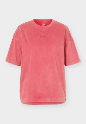 Κοράλλι ροζ βαμβακερό κοντομάνικο μπλουζάκι με στρογγυλή λαιμόκοψη και διακριτικό λογότυπο GAP στο στήθος.