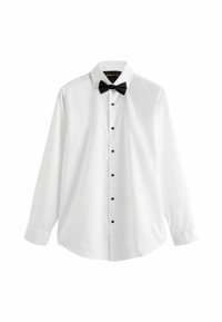 Cămașă albă cu mânecă lungă, cu nasturi negri și o cravată asortată. Material neted cu un design clasic al gulerului. Fără modele sau accente.